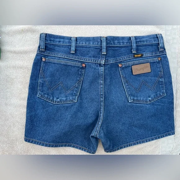 Wrangler Vintage Women’s Denim Shorts size 34 EUC - Picture 2 of 6
